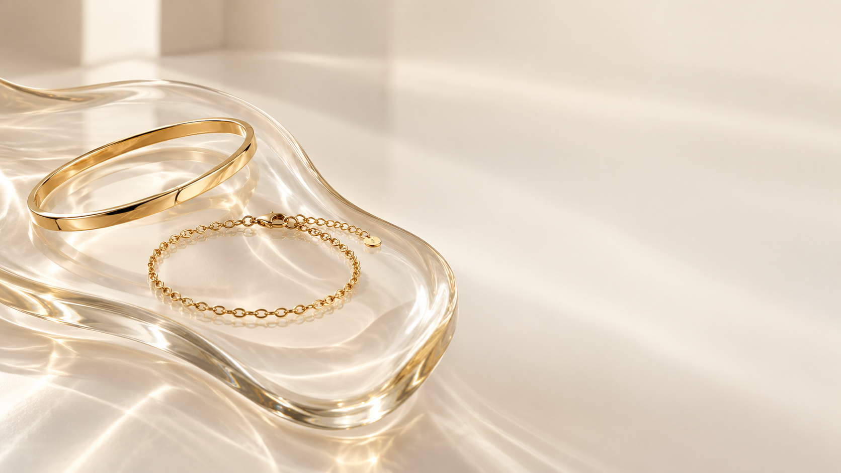 Pulseiras e bracelete Lardan em ouro sobre bandeja de vidro